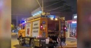 La Nación / Lambaré: incendio en comercio fue provocado aparentemente por una vela encendida