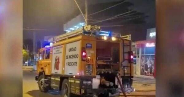 La Nación / Lambaré: incendio en comercio fue provocado aparentemente por una vela encendida