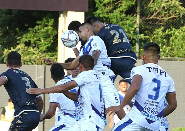 Versus / Ameliano y Nacional empataron en un partido de ida y vuelta