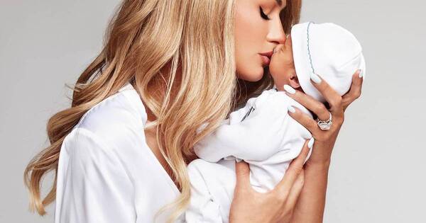La Nación / Paris Hilton muestra por primera vez a su hijo Phoenix