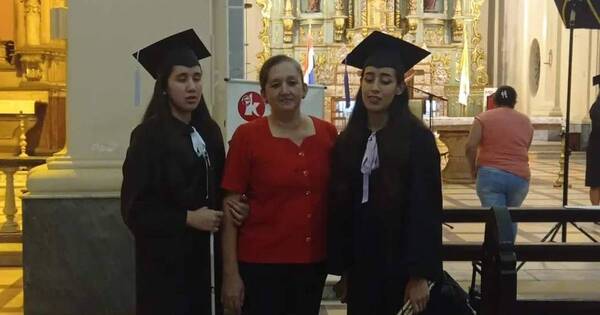 La Nación / ¡Emotivo! hermanas con discapacidad visual se gradúan y rinden homenaje a su madre
