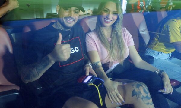 Jean Fernandes y su novia Shay Victorio apoyando a Cerro Porteño desde la banca