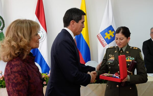 Diario HOY | Paraguay condecora a Fiscalía y Policía de Colombia por investigación en caso Pecci
