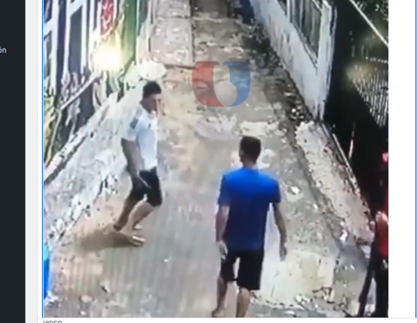 (VIDEO) Mondaha intenta asaltar a un trabajador y un vecino lo salva