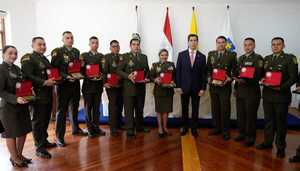 Condecoran a fiscales y policías colombianos que investigaron el caso Pecci | 1000 Noticias