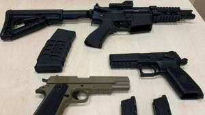 Mitârusu tenía varias réplicas de arma de fuego y máscaras llamativas
