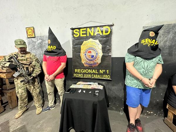 Senad detiene a dos sujetos con drogas en un bar del barrio Guaraní - Radio Imperio