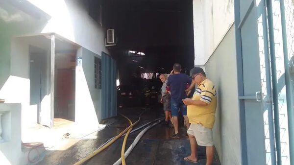 Reportan el incendio de un taller mecánico en el barrio Ciudad Nueva - Policiales - ABC Color