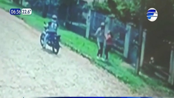 Cobarde ataque de motochorros a una mujer en Luque - Noticias Paraguay