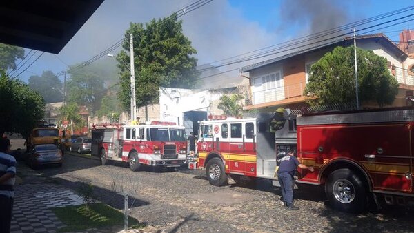 Incendio de mediana magnitud afectó a un taller de Asunción