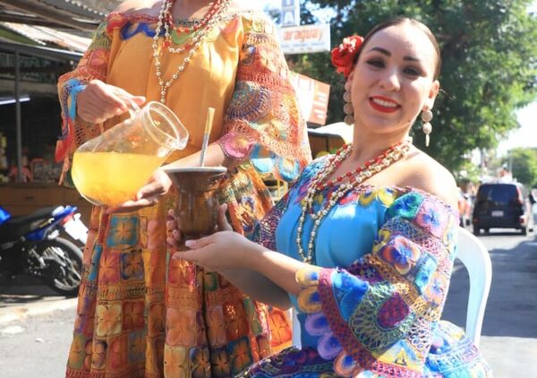 Celebran el día del tereré en el Paseo de los Yuyos
