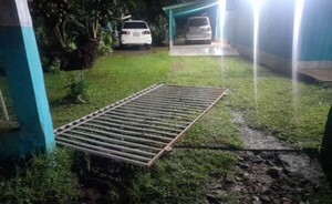 Derribó portón de la casa de su madre, la amenazó e intentó golearla