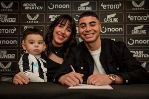 Miguel Almirón, acompañado de su esposa e hijo, firmó la renovación de su contrato con el Newcastle  - Gente - ABC Color