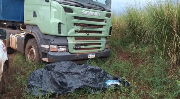 Itapúa: Camión arrolló a dos motociclistas adolescentes | 1000 Noticias