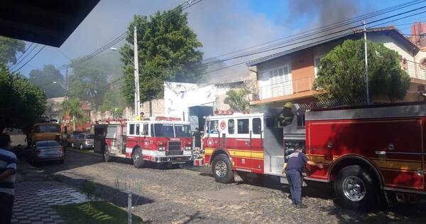 La Nación / Controlan incendio de gran magnitud en un taller mecánico en Asunción