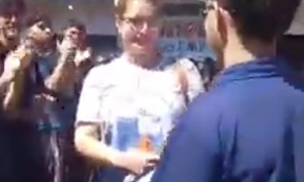 (VIDEO)Emotiva despedida de alumnos a una docente