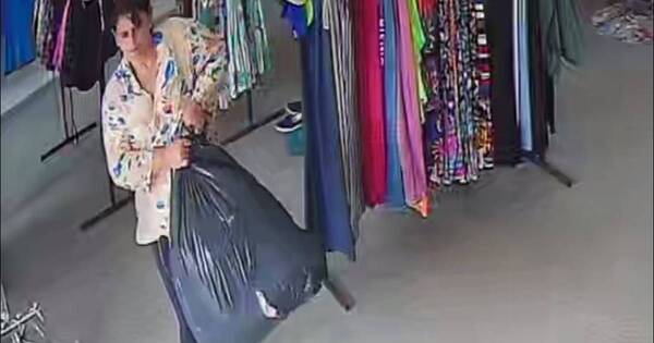 La Nación / Dos descuidistas hurtan prendas de una tienda en Coronel Oviedo