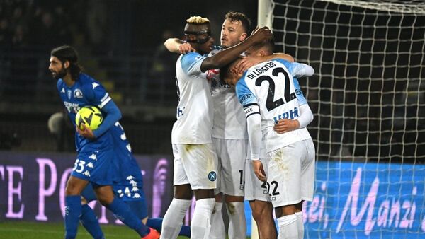Napoli agranda la racha en Empoli