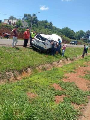 Venía en su camioneta y quedó toda chalas después de un feroz vuelo