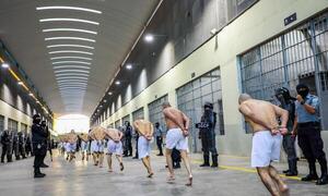 El Salvador: El Gobierno trasladó a los primeros pandilleros a la megacárcel