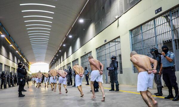 El Salvador: El Gobierno trasladó a los primeros pandilleros a la megacárcel