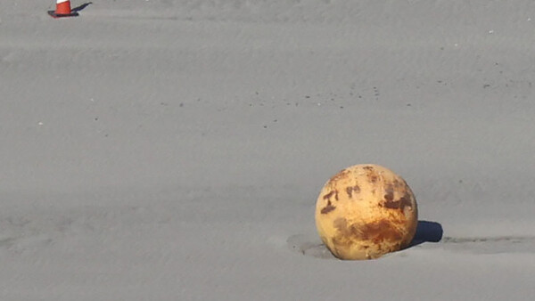 Diario HOY | ¿Qué se sabe de la misteriosa bola naranja de hierro que apareció en la costa de Japón?