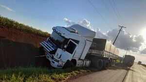 Conductor pierde el control de camión y acaba en una barranca