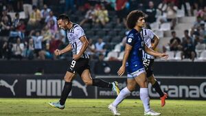 Libertad cumple con el pronóstico y vence a Tacuary