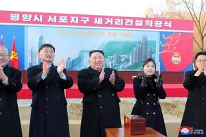 Kim Jong-un vuelve a aparecer con su hija en un acto público - Mundo - ABC Color