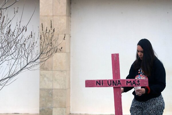 Mujeres pintan cruces ante la epidemia de feminicidios en el norte de México