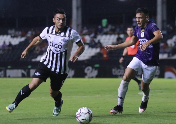 Libertad gana y se afianza en la punta