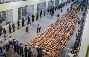 El Salvador: Gobierno trasladó a los primeros 2.000 pandilleros a la nueva mega cárcel - ADN Digital