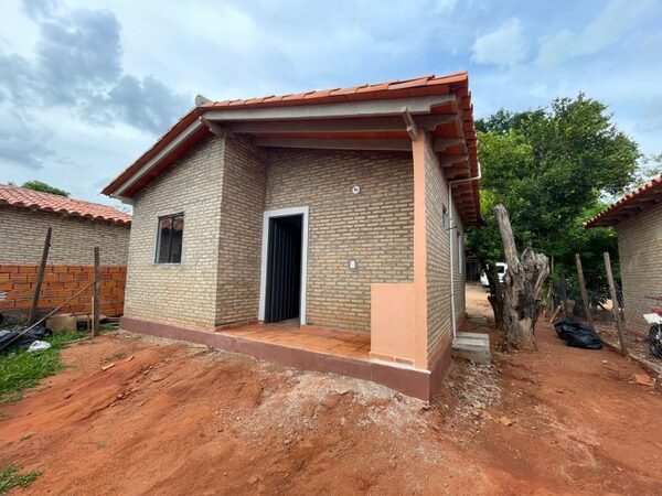 Veinticinco familias de Villa Elisa recibirán en breve sus viviendas completamente renovadas - .::Agencia IP::.