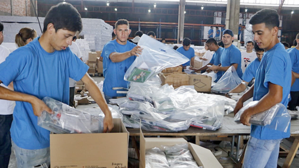 Kits del MEC son insuficientes y obsoletos, según experta en Educación - El Independiente