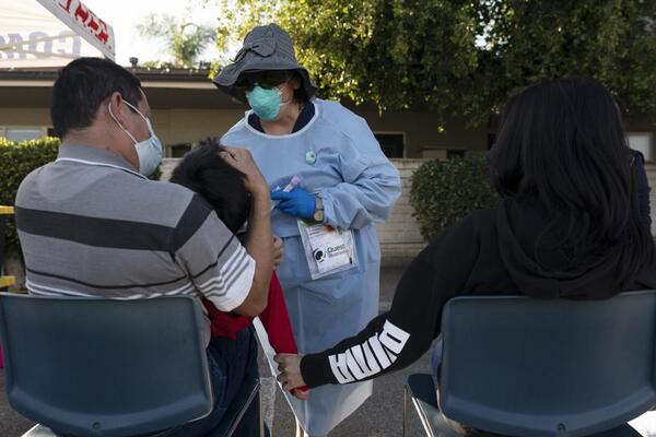 Niños no elegibles para la vacunación copan hospitales en EE.UU | 1000 Noticias