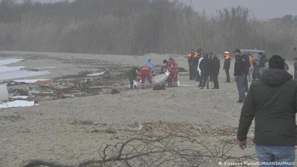 Al menos 40 migrantes mueren en naufragio en la costa de Italia - ADN Digital