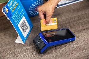 Reportan caos en supermercados por problemas en red de Bancard