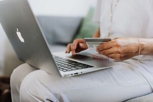 Tips para comprar seguro con tarjetas