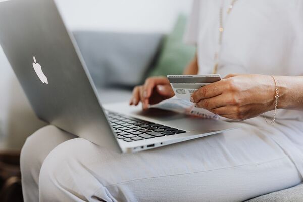 Tips para comprar seguro con tarjetas