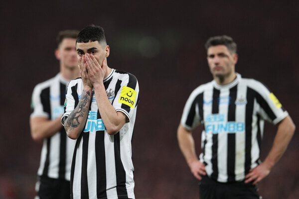 Versus / Newcastle cayó ante el Manchester United y Miguel Almirón se quedó sin poder levantar el trofeo