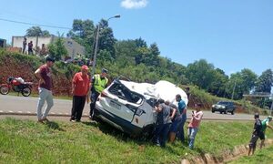 Reventón de neumático provoca aparatoso vuelco