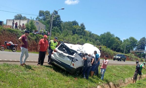 Reventón de neumático provoca aparatoso vuelco