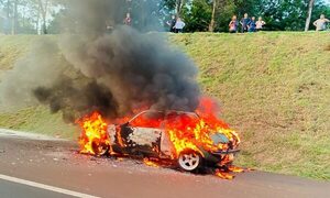 Vehículo se incendia por completo en plena marcha