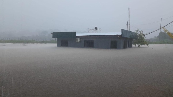 Varias familias son evacuadas tras inundaciones en San Lázaro