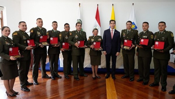 Ministro del interior condecora a la Policía y Fiscalía de Colombia, por investigación del caso Pecci