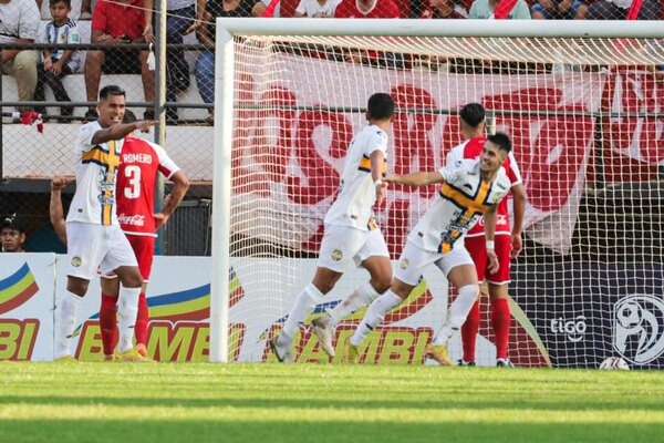 Versus / Llegó el día esperado: Matías Almeida por fin pudo debutar en Primera con Trinidense