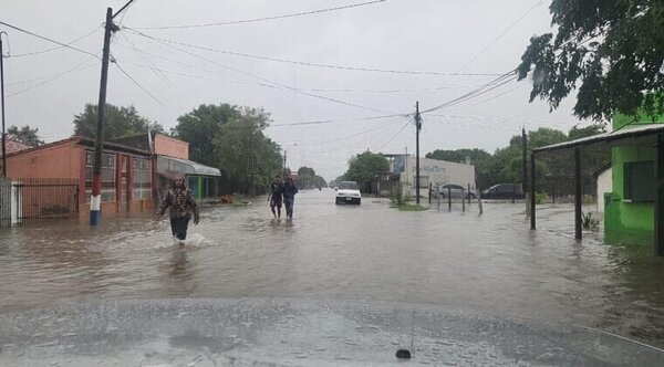 Intensas lluvias dejaron a Vallemí inundada: pobladores urgen ayuda - Radio Imperio