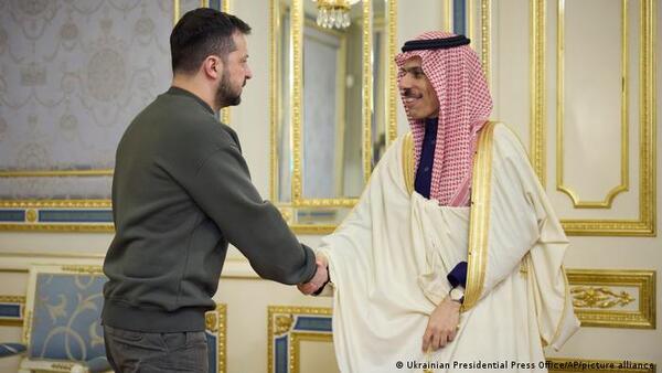 Arabia Saudita dona 400 millones a Ucrania y pide fin de la guerra