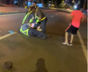 (VIDEO) Violenta pelea entre un hombre y varios agentes de la Patrulla Caminera