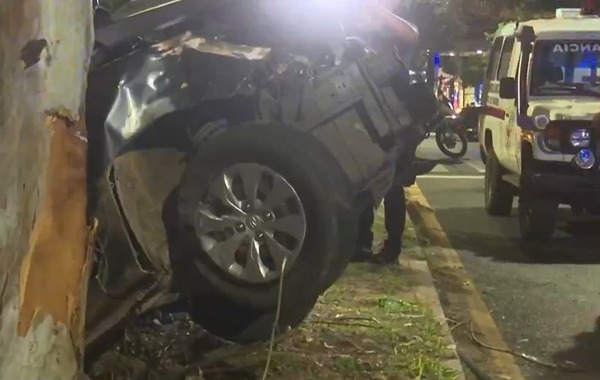 Diario HOY | Automóvil chocó contra un árbol y murieron los dos ocupantes